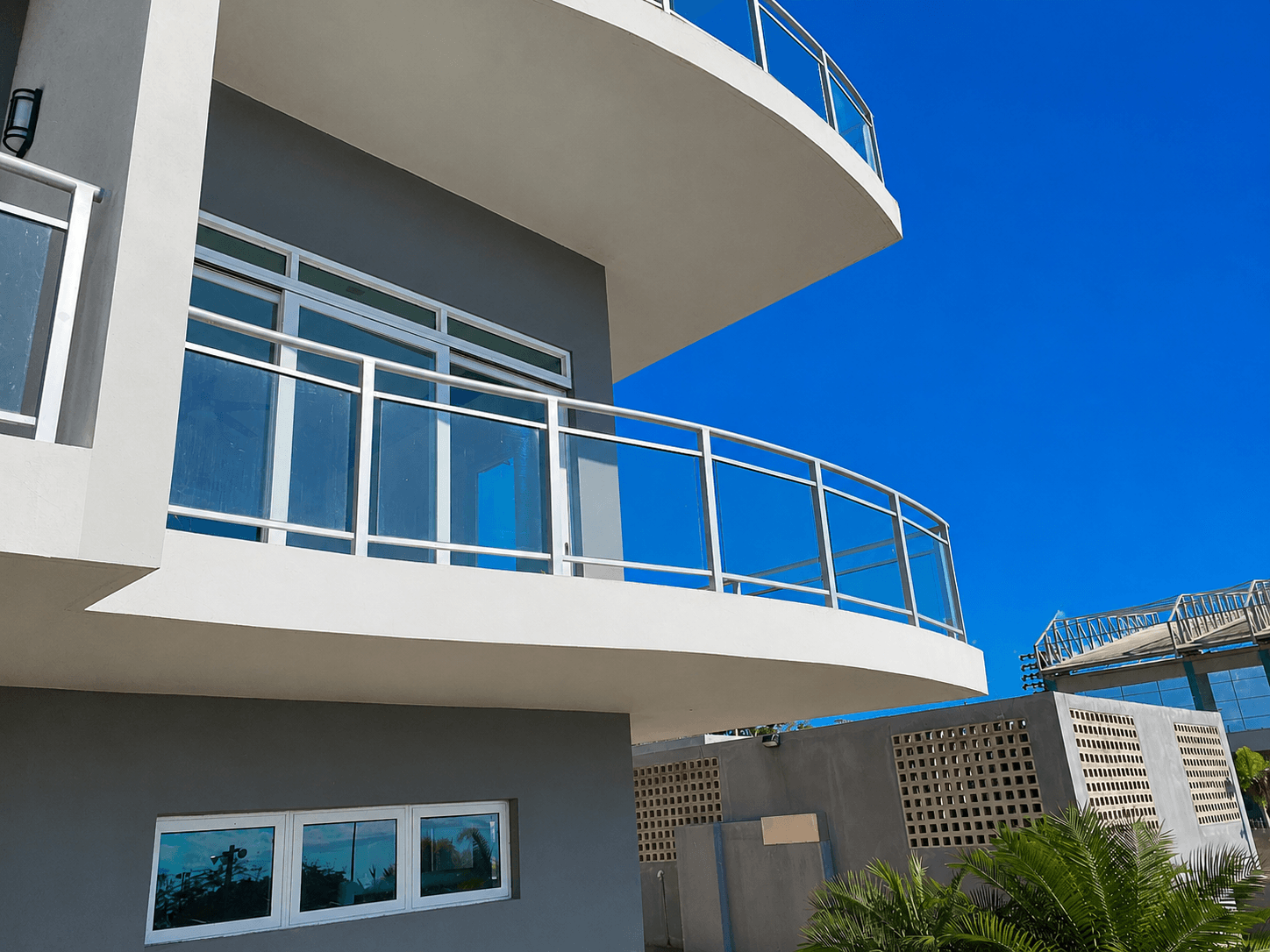 Benitez Metal product installation